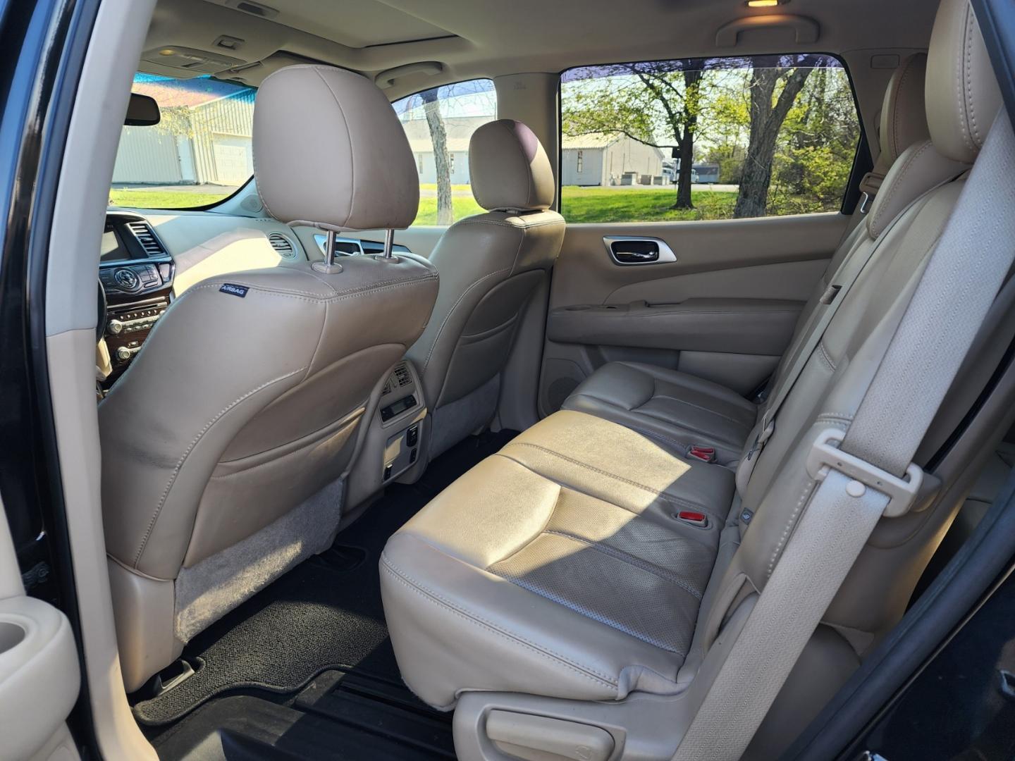 2016 BLACK /BEIGE Nissan Pathfinder Platinum 2WD (5N1AR2MN6GC) with an 3.5L V6 DOHC 24V engine, CVT transmission, located at 1221 Madison St., Shelbyville, TN, 37160, (931) 680-9439, 0.000000, 0.000000 - Photo#6